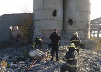 Спасатели достали тело мужчины из-под завала на территории заброшенного завода