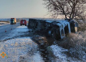 ​Небезпечна ковзанка для автомобілів