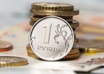 ​​Заборонили рубль: українські банки не будуть приймати російську валюту