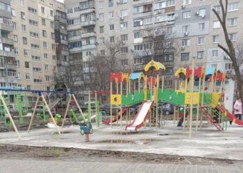 ​Депутат облради Юрій Сімонов відновив придомовий простір для сотень сімей у  Новомосковську