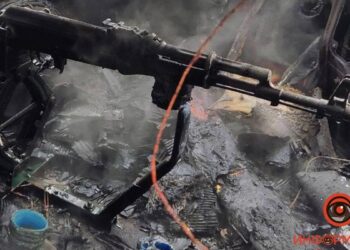 ​Автомат на дистанційному управлінні в середині палаючої автівки