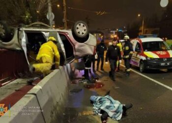Вночі, близько другої  на Новому мості автівка влетіла у відбійник