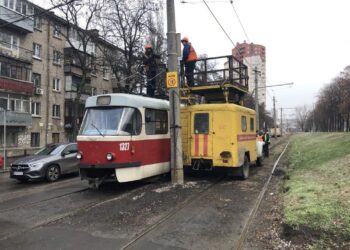 Трамваї № 4,5, 12 та 16 зупинилися
