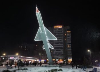 Літак-пам’ятник, символ Новомосковська, до новорічних свят обладнали підсвічуванням