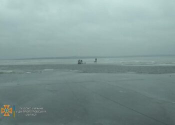 Офіційно Рятувальники наголошують,  зараз лід надто тонкий, щоб на нього виходити!