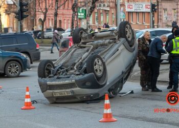 У Дніпрі авто перекинулося на дах (ФОТО.ВІДЕО)
