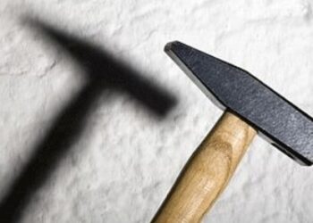 Небезпечна робота: у Дніпрі вахтерку гуртожитку побили молотком