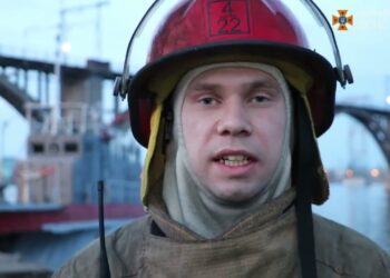 Рятувальники діставали з-під льоду чоловіка, який рятував поліцейських, які рятували рибалку