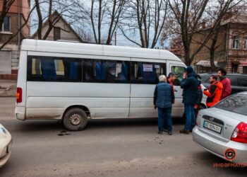 У Дніпрі жінка потрапила під колеса маршрутки