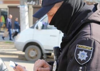 У центрі Дніпра поліція та військові зупиняють машини: у чому причина