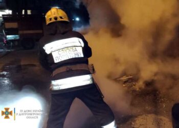 У Дніпрі згоріла автівка, яку підпалили невідомі