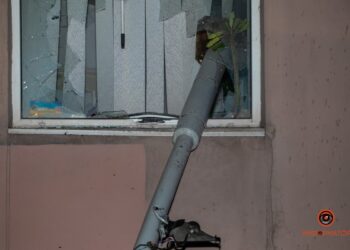 У Дніпрі автомобіль зніс стовп, який влучив у вікно будинку