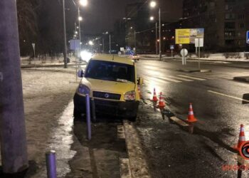 У Дніпрі автомобіль збив на зебрі жінку: постраждала померла у лікарні