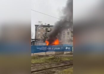 У центрі Дніпра палав вагончик на будівництві метро (ФОТО)