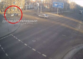 У Дніпрі автомобіль служби таксі протаранив легковик (ВІДЕО)
