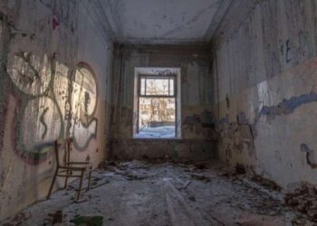 В «заброшці» Дніпра знайшли мертвого чоловіка (ФОТО 18+)