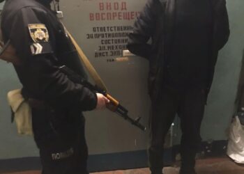 Поліція Дніпра затримала двох мародерів, які  пограбували крамницю солодощів