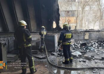 У Дніпрі горів металевий ангар на Сонячному (Відео)