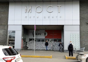 У Дніпрі вхід у ТРЦ «Мост-Сіті» забарикадували мішками (ФОТО)