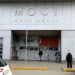 У Дніпрі вхід у ТРЦ «Мост-Сіті» забарикадували мішками (ФОТО)