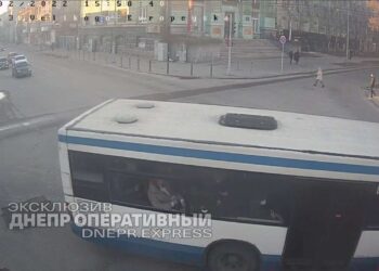 У центрі Дніпра зіткнулися автобус з легковиком (ВІДЕО)