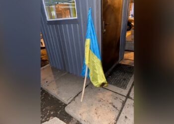 У Дніпрі з фасаду магазину вкрали державний прапор