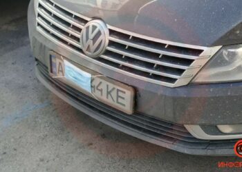 Від штрафу чи коронавірусу: у Дніпрі водій захистив свій автомобіль медичною маскою (ФОТО)