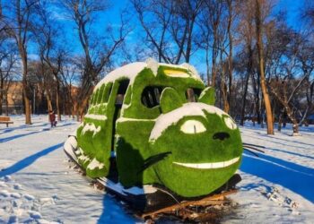 У сквері Дніпра оселився зелений кіт-автобус (ФОТО)