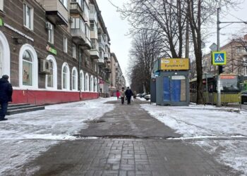 “Тепла підлога” чи недбалість? У Дніпрі неутеплені труби гріють тротуар