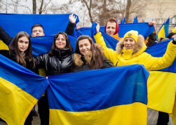 У Дніпрі відбувся патріотичний флешмоб біля найвищого прапора міста (ФОТО)