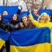 У Дніпрі відбувся патріотичний флешмоб біля найвищого прапора міста (ФОТО)