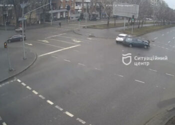 У Дніпрі на проспекті Поля дві автівки врізалися у світлофор (ВІДЕО)