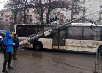 У Дніпрі електропора впала на автобус (ВІДЕО)
