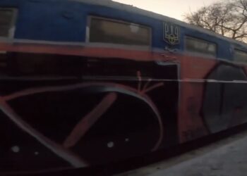 В Дніпрі вандали розмалювали вагон дитячої залізниці у парку Глоби (ВІДЕО)