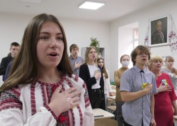 Школярі Дніпра масово виконали гімн України на честь Дня єднання (ВІДЕО)