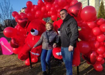 Червоні ведмеді та мільйон сердець: мешканці Лівобережного обладнали ефектну фотозону до Дня усіх закоханих
