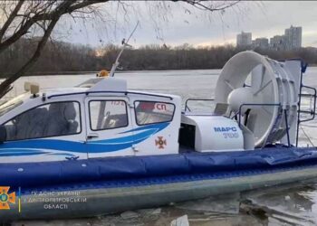 У Дніпрі провалилися під кригу рибалка та двоє поліцейських: один чоловік загинув (ВІДЕО)