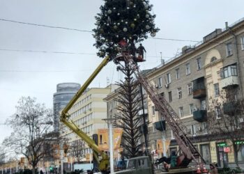 Новий рік переїжджає: доки у центрі розбирають ялинку, на Барикадній, навпаки, прикрашають дерева