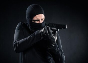 На Дніпропетровщині двоє чоловіків у балаклавах пограбували АЗС