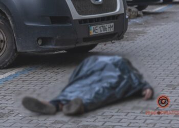 У центрі Дніпра на вулиці помер чоловік
