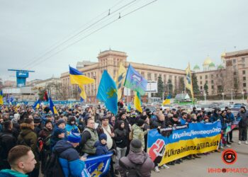 Сотні прапорів, фаєри та нескінченна колона: у Дніпрі пройшов «Марш Єдності»