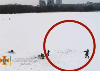 У Дніпрі надзвичайники виявили жінку, яка бавилася з дитиною на крихкій кризі