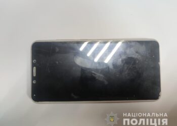 У Кам’янському чоловік вирвав з рук телефон у хлопця з інвалідністю