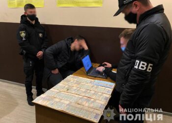 У Дніпрі затримали чоловіка за спробу підкупити поліцейського за 3 тисячі доларів