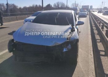 У Дніпрі на Новому мосту мікроавтобус врізався в авто: постраждав чоловік
