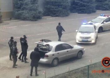 Дніпряни повідомили поліції про підозрілого чоловіка з дивною символікою на авто