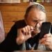 Президентські смартфони пенсіонерам почнуть роздавати літом