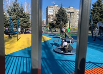 У Дніпрі дітлахи «атакують» недобудований сквер (ФОТО)