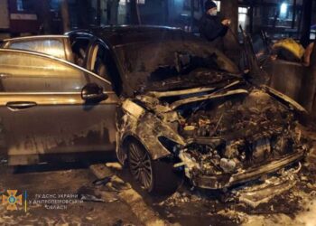 Стало відомо, кому належить авто, яке спалили у Дніпрі