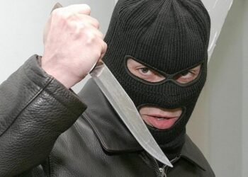 У Дніпрі троє чоловіків у балаклавах та з ножем пограбували родину